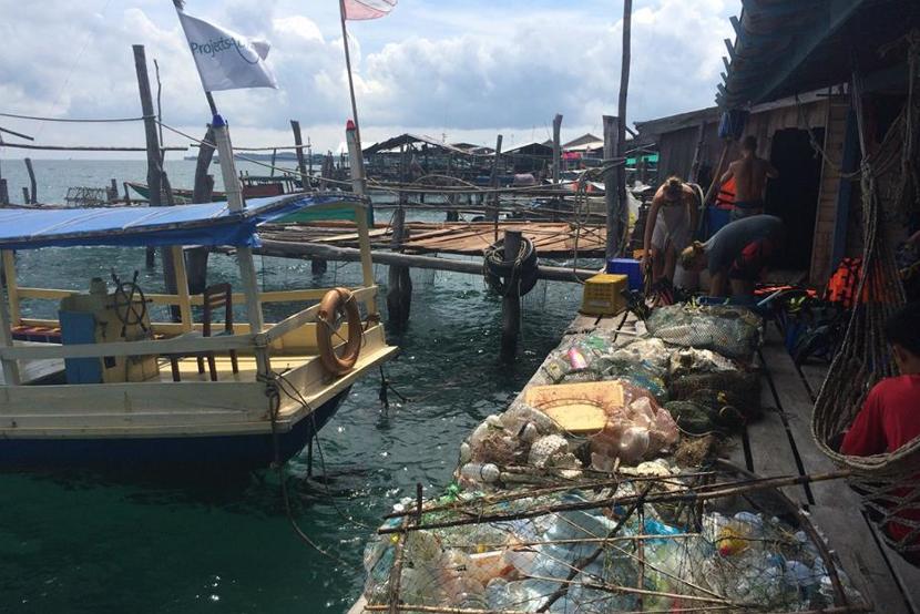 Het verzamelde afval na een beach clean-up Afval na een strandschoonmaak actie op het natuurbehoud project in Cambodja