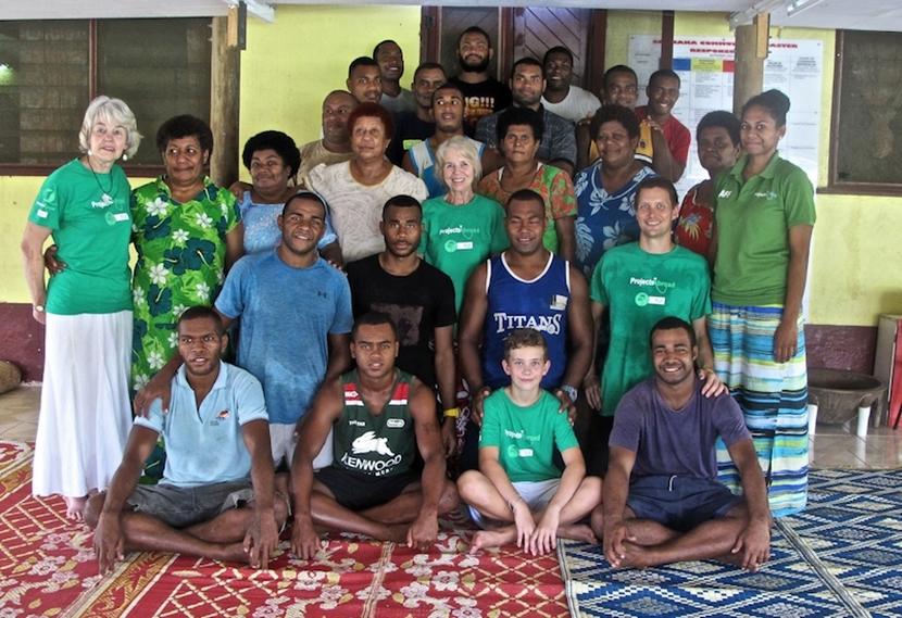 Jill tijdens het voedingsproject op Fiji Jill, een volwassen Projects Abroad vrijwilliger, gaat op de foto met de groep van het voedingsproject in Fiji
