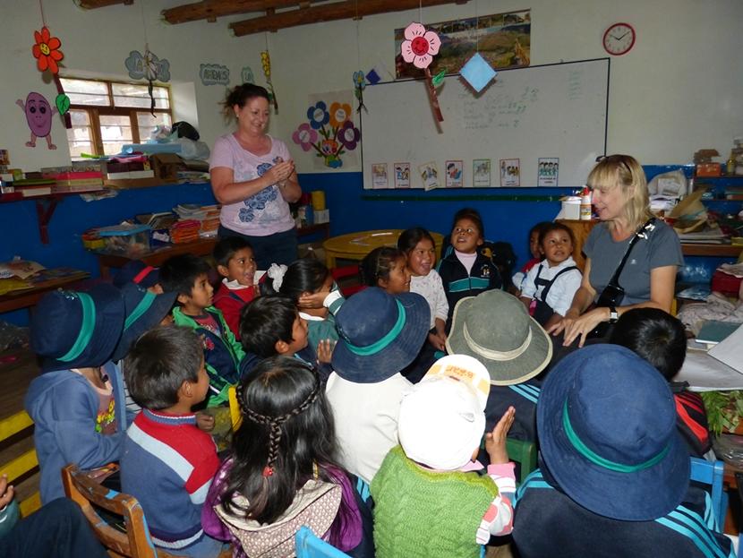 Volwassen vrijwilliger Sheena tijdens haar project in Peru Sheena, een volwassen vrijwilliger van Projects Abroad tijdens haar sociale zorg project in Peru, temidden van een groep schoolkinderen.