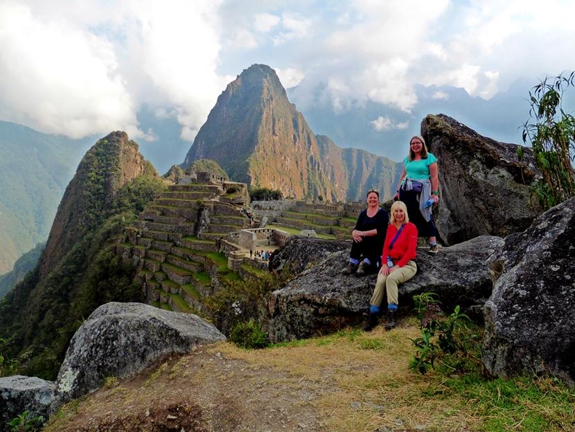 Vrijwilligers van de volwassenenreis beklimmen Machu Picchu in hun vrije tijd Deelnemers aan de volwassenenreis tijdens de beklimming van Machu Picchu in hun vrije tijd