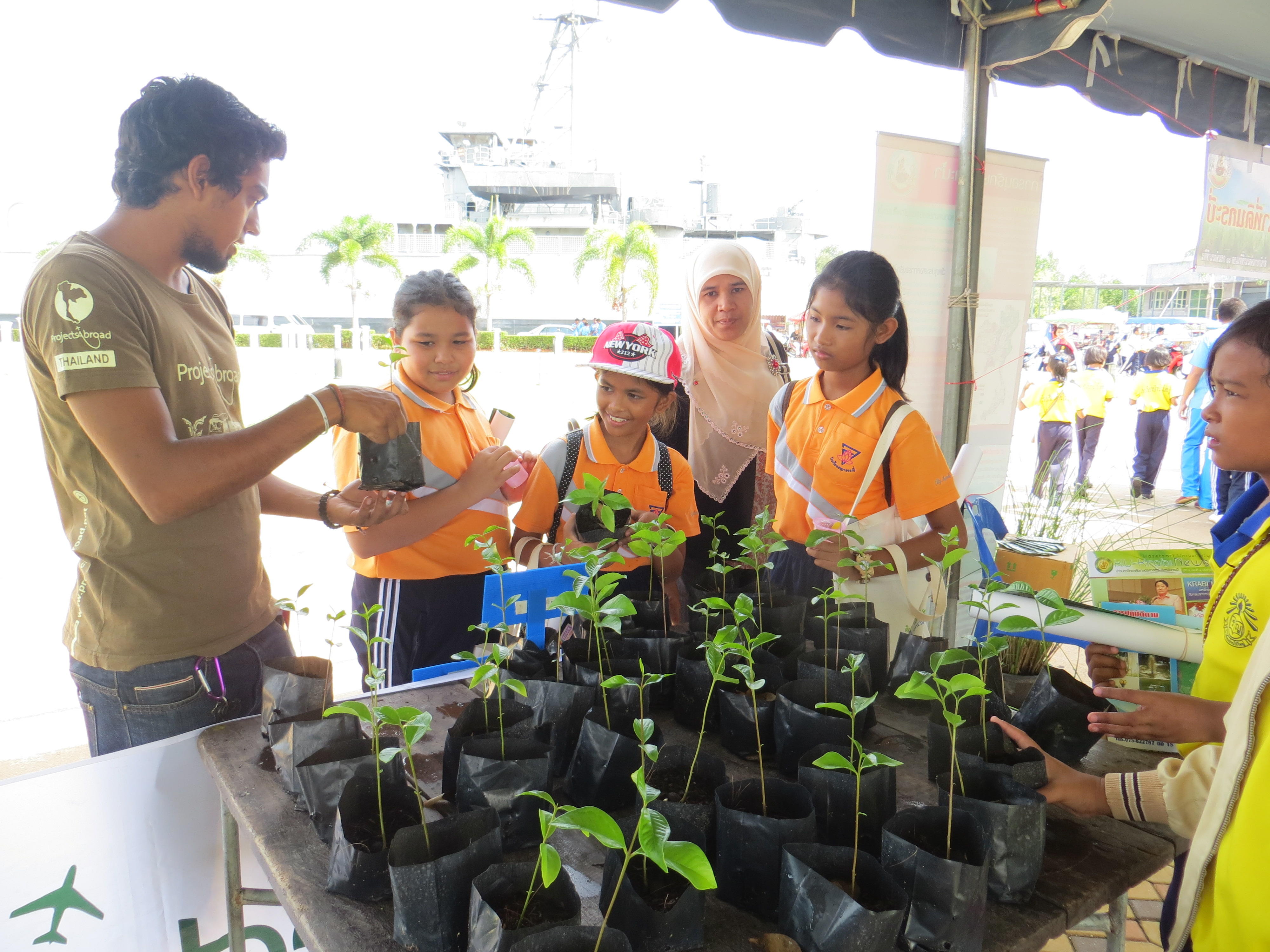 In Thailand krijgen schoolkinderen les over mangroven van vrijwilligers. Vrijwilligers op het natuurbehoud project in Thailand onderwijzen kinderen over het belang van mangroven.
