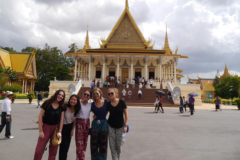 In het weekend is het tijd voor culturele activiteiten in Cambodja. Vrijwilligers van de jongerenreis hebben in het weekend tijd om de cultuur en geschiedenis van Cambodja te leren kennen.