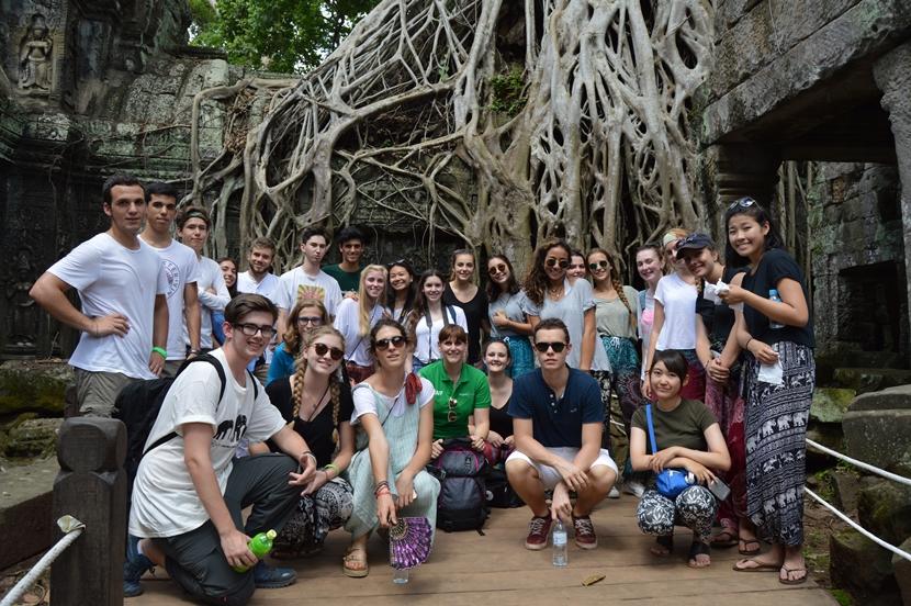 Jongerenreis vrijwilligers poseren samen met Jeske bij de tempels van Angkor Wat, het beroemde tempelcomplex in Cambodja. Jongerenreis coordinator Jeske en de vrijwilligers bij Angkor Wat in Cambodja.
