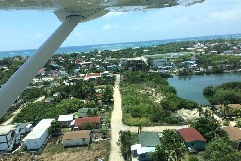 Vanuit het kleine propeller vliegtuig heb je een mooi uitzicht over de eilanden van Belize. Een klein vliegtuig brengt je van het vaste land van Belize naar Placencia, waar het natuurbehoud project plaatsvindt.