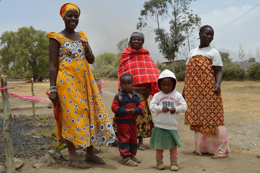 Mensen uit de Maasai gemeenschap rondom Arusha komen naar de medical outreach. Medical outreaches geven toegang tot gezondheidszorg aan o.a. mensen uit de Maasai gemeenschappen rondom Arusha.