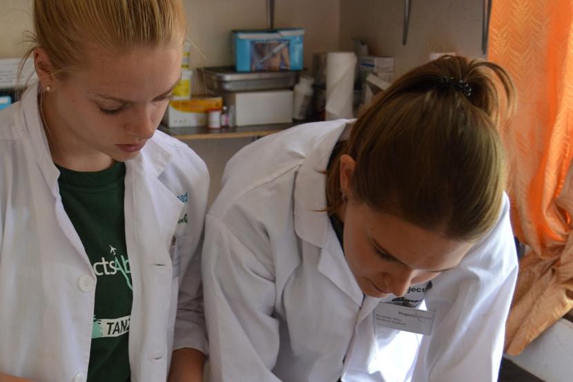 Iris en Rochelle werken samen bij de medical outreach naar een Maasai gemeenschap buiten Arusha, Tanzania. Als onderdeel van het geneeskunde project helpen Iris en Rochelle bij een medical outreach en doen nieuwe kennis op.