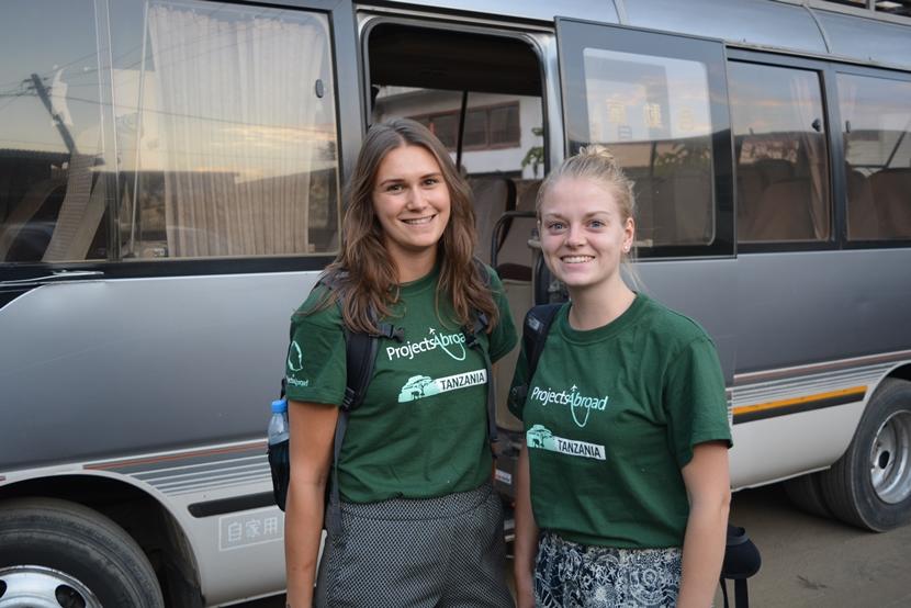 Studenten Iris en Rochelle leerden elkaar kennen op het geneeskunde project in Tanzania. In Arusha leerden studenten Rochelle en Iris elkaar kennen tijdens een medische stage.