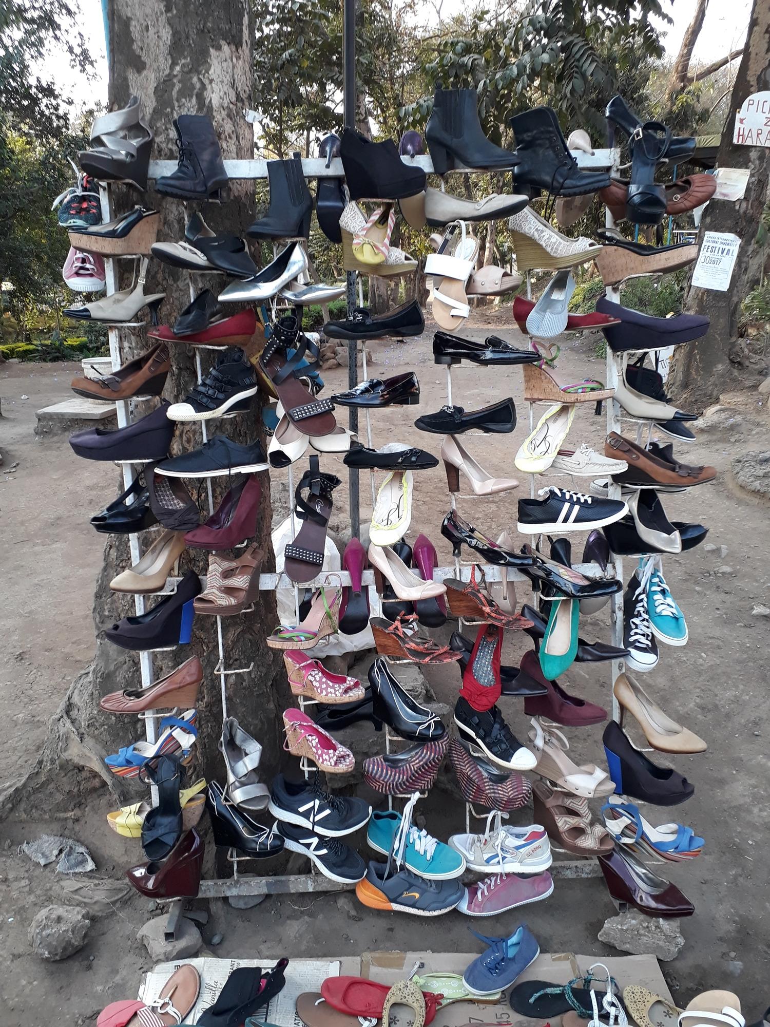 In Arusha kom je op elke straathoek schoenenverkopers tegen. Als je vrijwilligerswerk in Arusha hebt gedaan, dan is de kans groot dat je een van deze schoenenrekken tegen bent gekomen op straat.