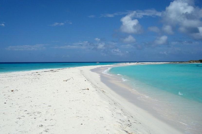 White sands of Cayo de Agua Clear water and white sand