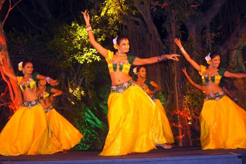 Sri Lankan dancers Sri Lankan women in traditional dress