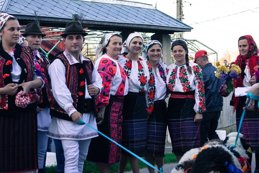 Traditional Romanian attire Romanian men and women in traditional dress