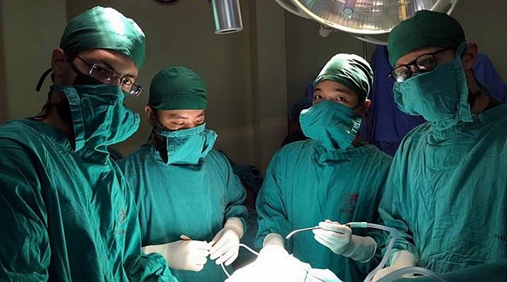 Project Abroad medical volunteers assisting in the neurosurgery department in Hanoi, Vietnam Project Abroad medical volunteers assisting in the neurosurgery department in Hanoi, Vietnam