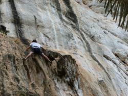 Beim Klettern in Thailand