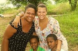 Une volontaire et des enfants de la communauté. humanitaire aux Fidji