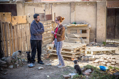 Una volontaria del progetto di giornalismo in Bolivia intervista il proprietario di un rifugio per animali La volontaria olandese Melanie Hazeberg durante un'intervista al proprietario del rifugio per animali di Cochabamba