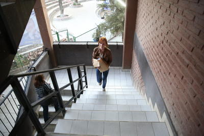 Una giornalista olandese distribuisce le copie della rivista Cochabanner all'Università di San Simon University in Cochabamba Melanie Hazenberg, distribuisce le copie della rivista di Projects Abroad Cochabanner