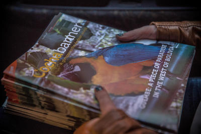 Copie del giornale Cochabanner pronte per essere distribuite Distribuzione della rivista Cochabanner.