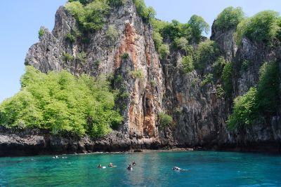 Conservation volunteers dive off the coast of Krabi, Thailand Projects Abroad volunteers conduct marine and conservation work in the Phi Phi islands