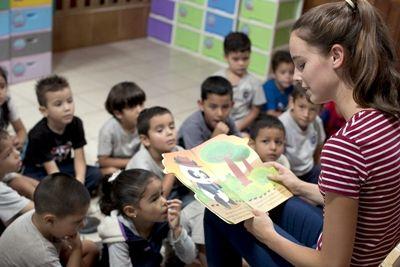 Care and Conservation volunteer reads a story to children at her project in Costa Rica Projects Abroad Care and Conservation volunteer, Veronica Williamson from the UK, reads a story to the children in her class at Centro Infantil, Semillitas de Vida