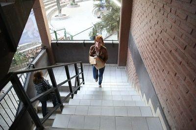 A Dutch journalism volunteer delivers the newest issue of the Cochabanner to the linguistics department at San Simon University in Cochabamba Melanie Hazenberg, of the Netherlands, delivers the newest issue of the Cochabanner