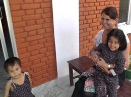 Opieka nad dziećmi w Nepalu Opieka nad dziećmi w Nepalu