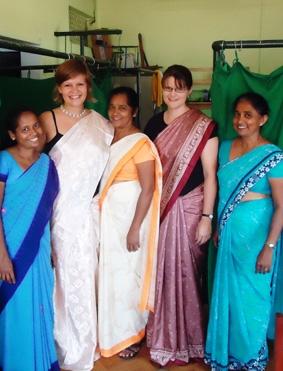 Einheimische Physiotherapeutinnen, Lisa und ich im neuen Sari sri-lanka-physiotherapie-kolleginnen