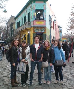 Gruppenfoto vor einem der vielen bunten Häuser in La Boca (Stadtteil von Buenos Aires) Argentinien-Medizin-Buenos Aires
