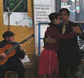 Tangotänzer, die auf der Straße ihr Können präsentieren (Buenos Aires, La Boca) Argentinien-Medizin-Tango