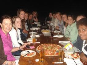 Der wöchentliche Social, ein gemeinsames Abendessen fidschi-sozialarbeit-social