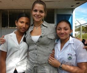 Zwei meiner Schülerinnen und ich costa-rica-unterrichten-schule
