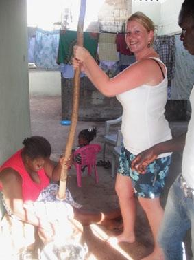 Beim Fufu-Stampfen ghana-physiotherapie-fufu