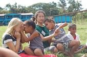 Spielende Kinder im Kindergarten Fiji-Sommerferien Special mit Kindern