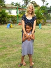 Hier bin ich mit einem Kind im Kindergarten Fiji-Sommerferien Special