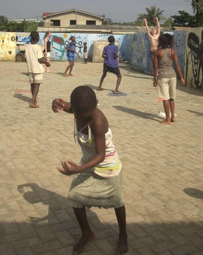 Spielen und Tanzen am Nachmittag Sozialarbeit Ghana Spielen