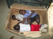 Kinder spielen mit Karton Ghana-Sozialarbeit-Aktivitaeten
