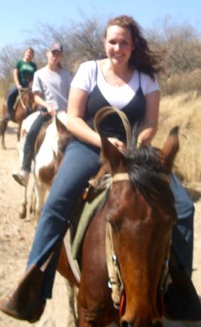 Ich beim Wildpferdreiten durch die Berge argentinien-medizin-reiten