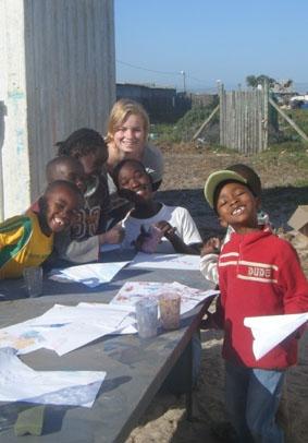 Mit den Kindern aus der Kindertagesstätte sudafrika-menschenrechte-kinder