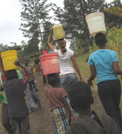 Wasser holen am Bach Sozialarbeit Tansania Wasser
