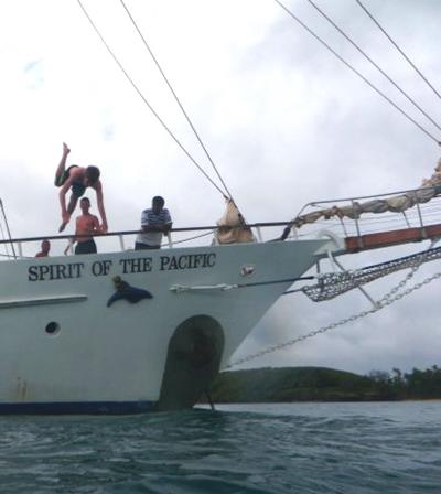 Sprung ins Wasser bei der Segeltour Fidschi unterrichten-segeln