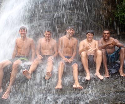 Am „Free Massage Waterfall“ Fidschi unterrichten-wasserfall