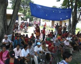 Die wartenden Menschen bei einem Health Camp nepal-physiotherapie-wartende