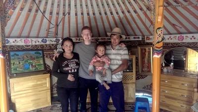 Nomaden-Projekt Mongolei, Projects Abroad Benedikt mit seiner Nomaden-Familie in der Mongolei