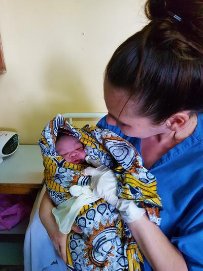 Ein neuer Erdenbürger Freiwillige mit Baby im Geburtshilfe – Projekt in Tansania