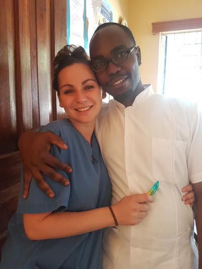 Ich und Samwel, mein tansanischer Geburtshelfer Freiwillige mit Mitarbeiter des Krankenhauses