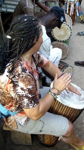 Beim Djembe spielen Senegal, Sozialarbeit, Djembe