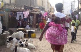 Typisches Straßenbild Senegal, Sozialarbeit, Strassenbild
