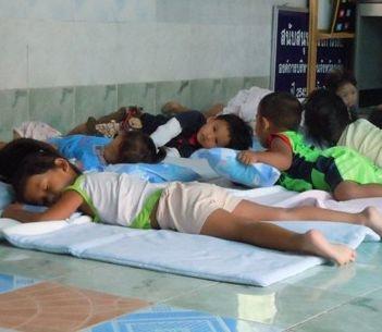 Beim Mittagsschlaf thailand-sozialarbeit-mittagsschlaf