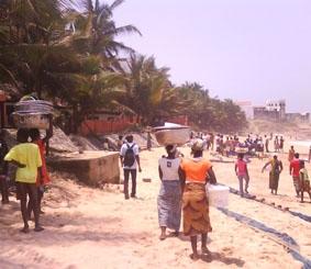 In Cape Coast am Strand ghana-sozialarbeit-strand