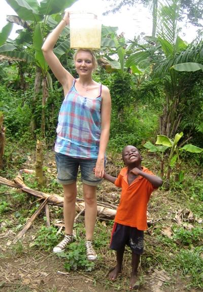Derrick und ich holen Wasser für die Kinder zum Duschen ghana-sozialarbeit-wasser