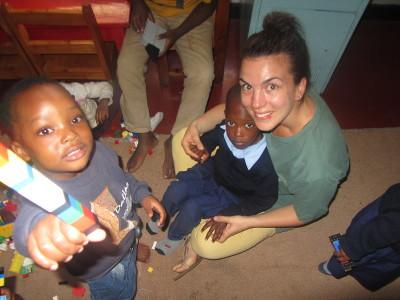 Hier bin ich mit den Kindern beim Spielen tansania-sozialarbeit-hier-bin-ich-mit-den-kindern-beim-spielen